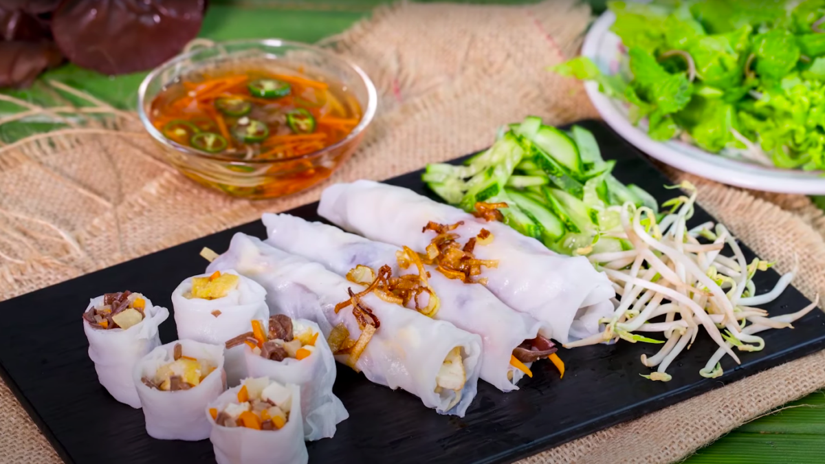 Vegetarian steamed rice rolls Bánh cuốn chay Helen’s Recipes