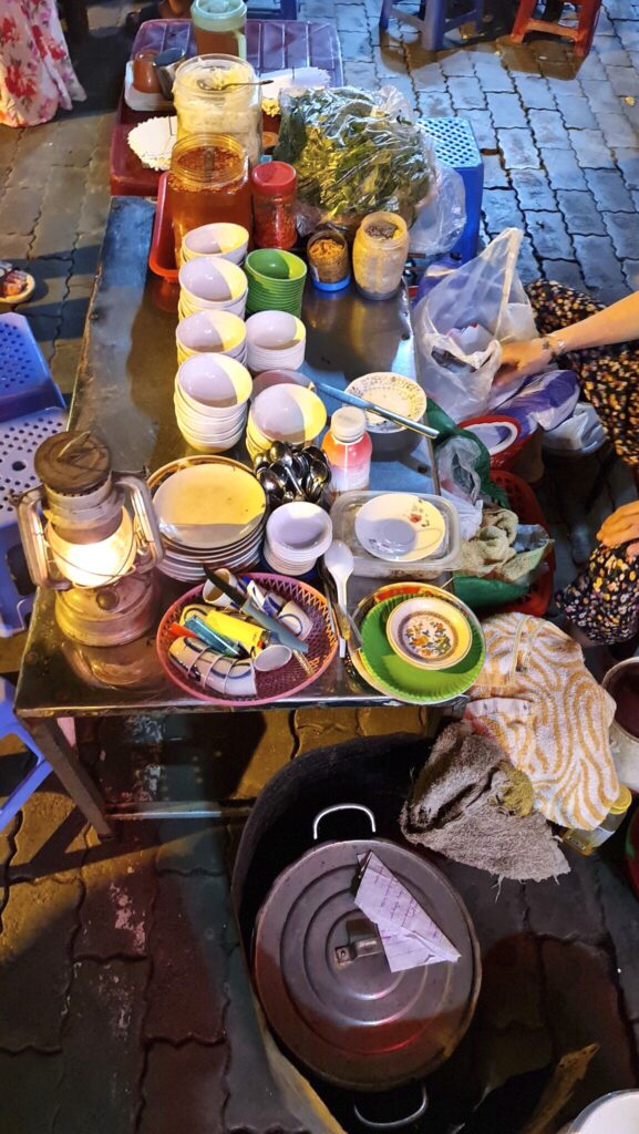 Những quán trứng vịt lộn tại Đà Nẵng đều mở sau 19h và sử dụng ngọn đèn dầu tờ mờ